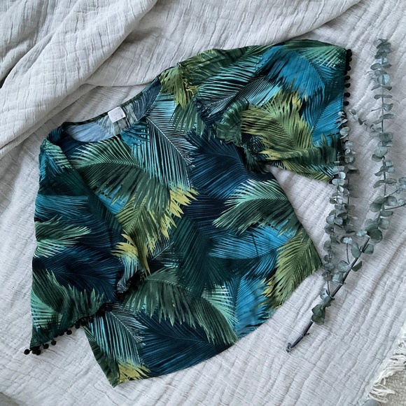 Cupio Flared Sleeve Leaf Print Shirt with Pom Trim Size M - Picture 1 of 2
